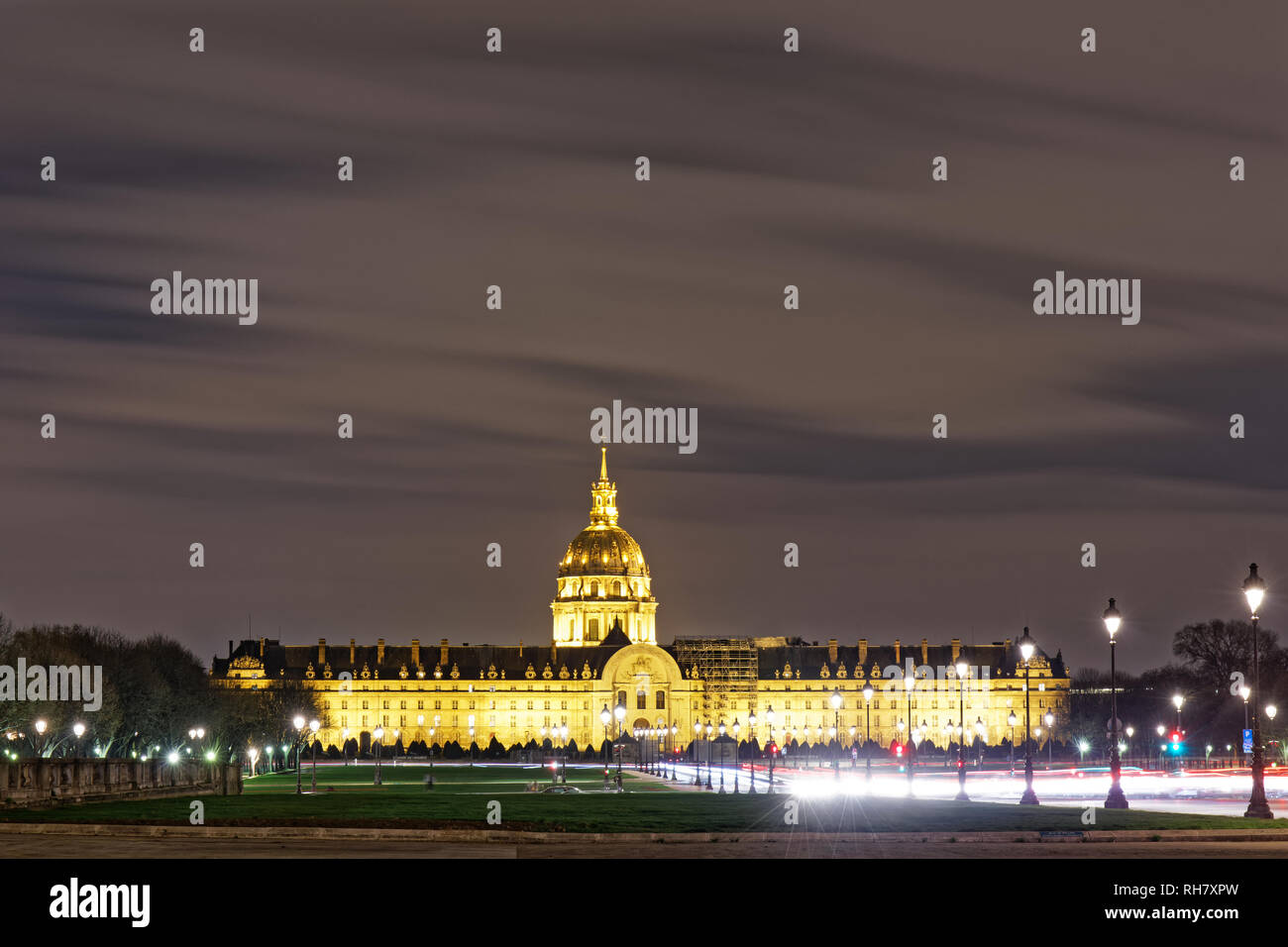 Nachtansicht des Invalides Palace - Paris, Frankreich Stockfoto