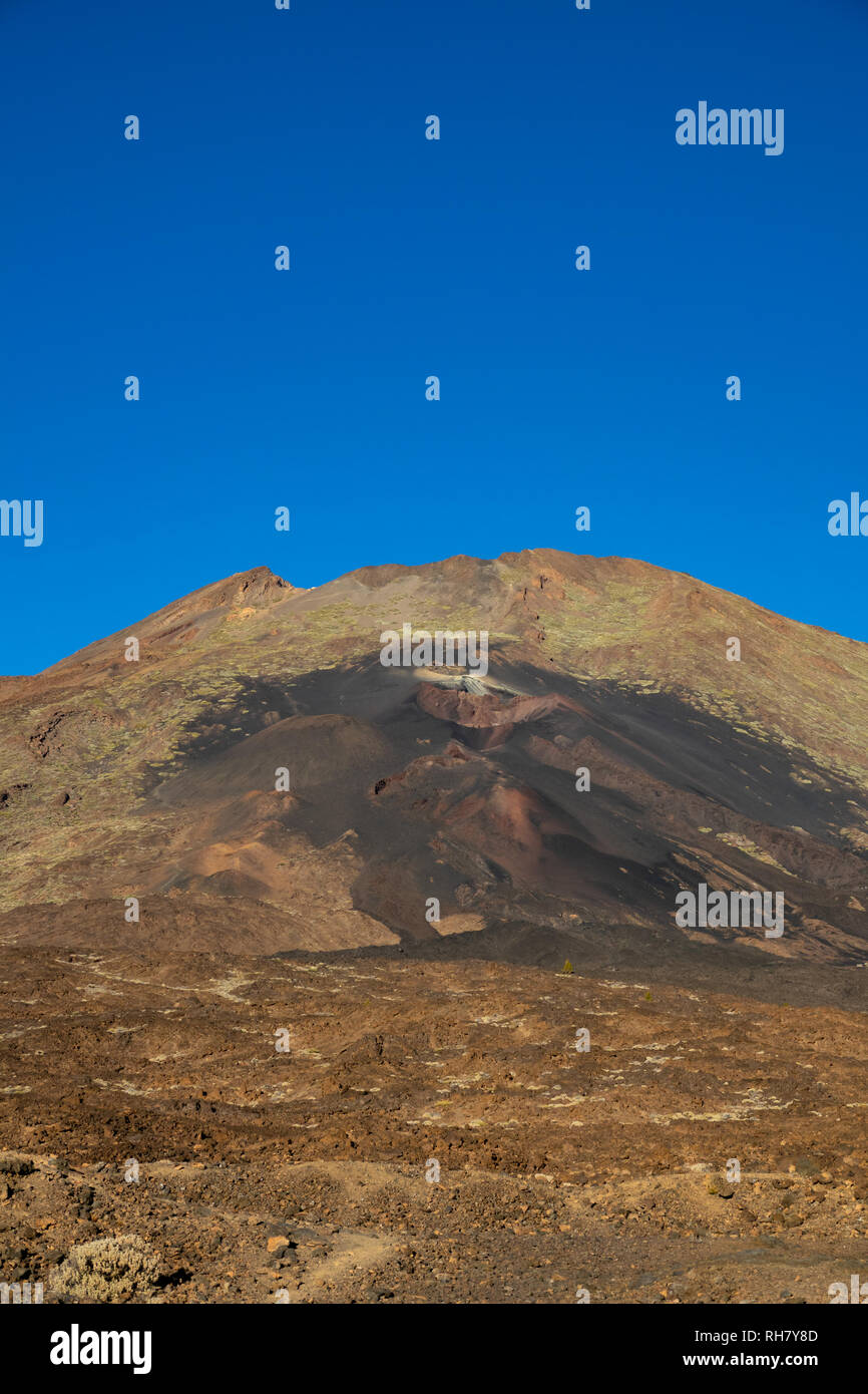 Nahaufnahme des Pico Viejo Vulkankrater gegen den blauen Himmel Stockfoto