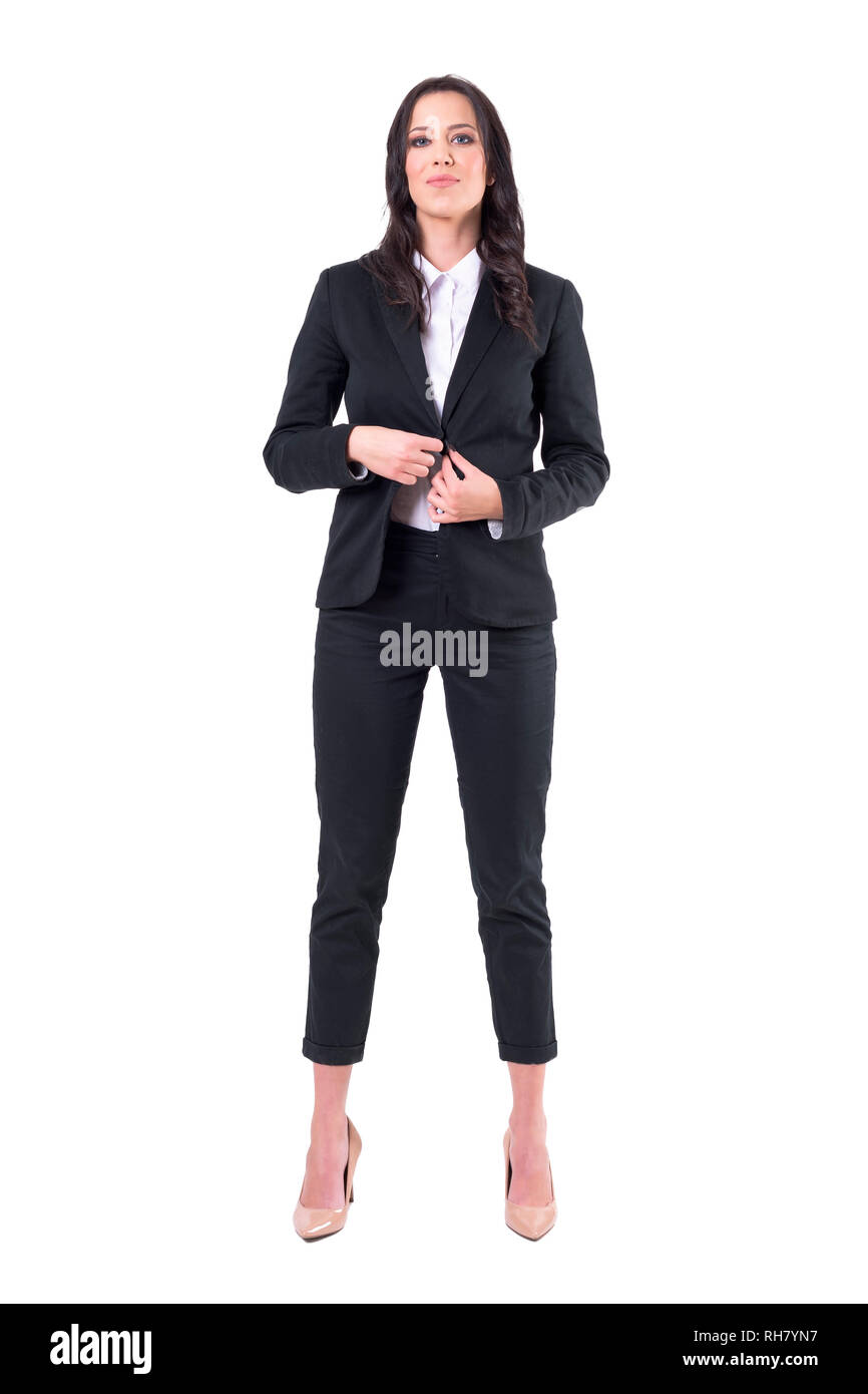 Elegante business Frau Knopfverschluß schwarzen Anzug Jacke fertig für die Arbeit und das Lächeln in die Kamera. Voller Körper auf weißem Hintergrund. Stockfoto