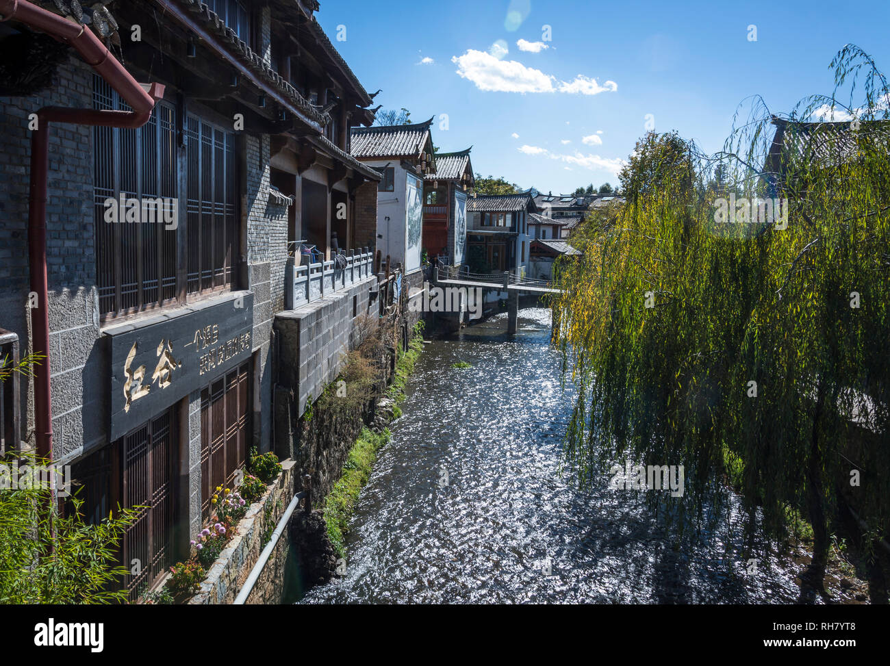 Häuser entlang des Flusses Canal, Shuhe Alte Stadt, Lijiang, Yunnan, China Stockfoto