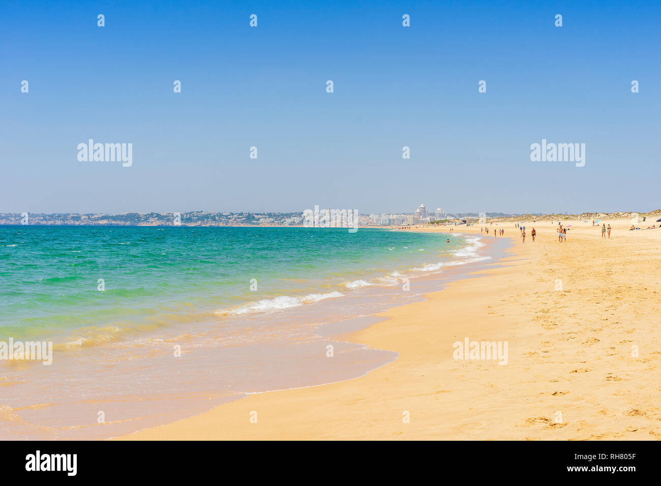 Menschen entspannen am Strand in Armacao de Pera, Algarve, Portugal Stockfoto