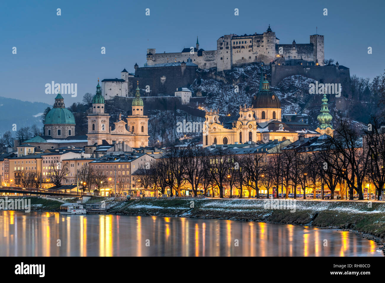 Altstadt Skyline in der Dämmerung, Salzburg, Österreich Stockfoto