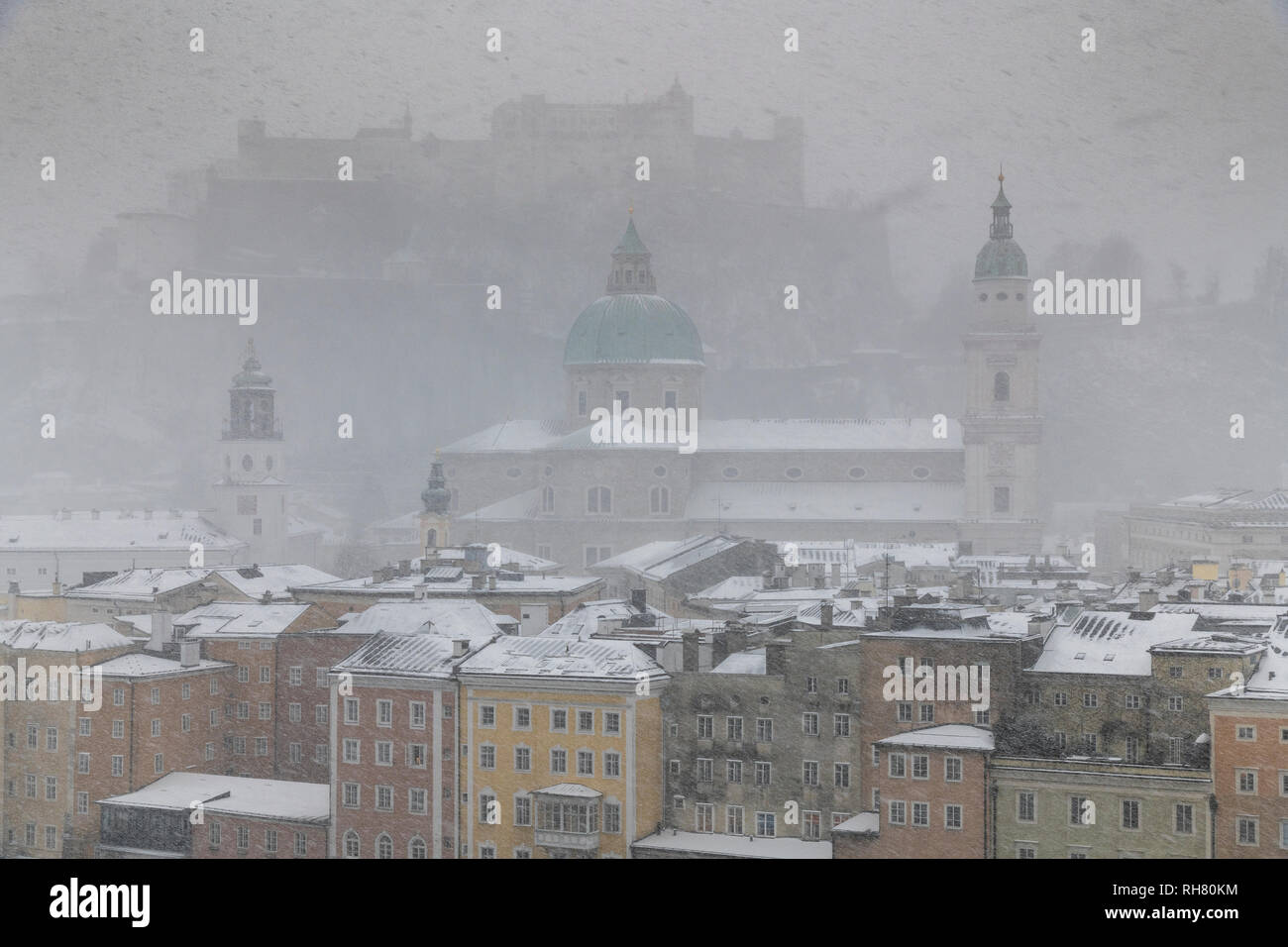 Skyline der Stadt in einem Snow Day, Salzburg, Österreich Stockfoto