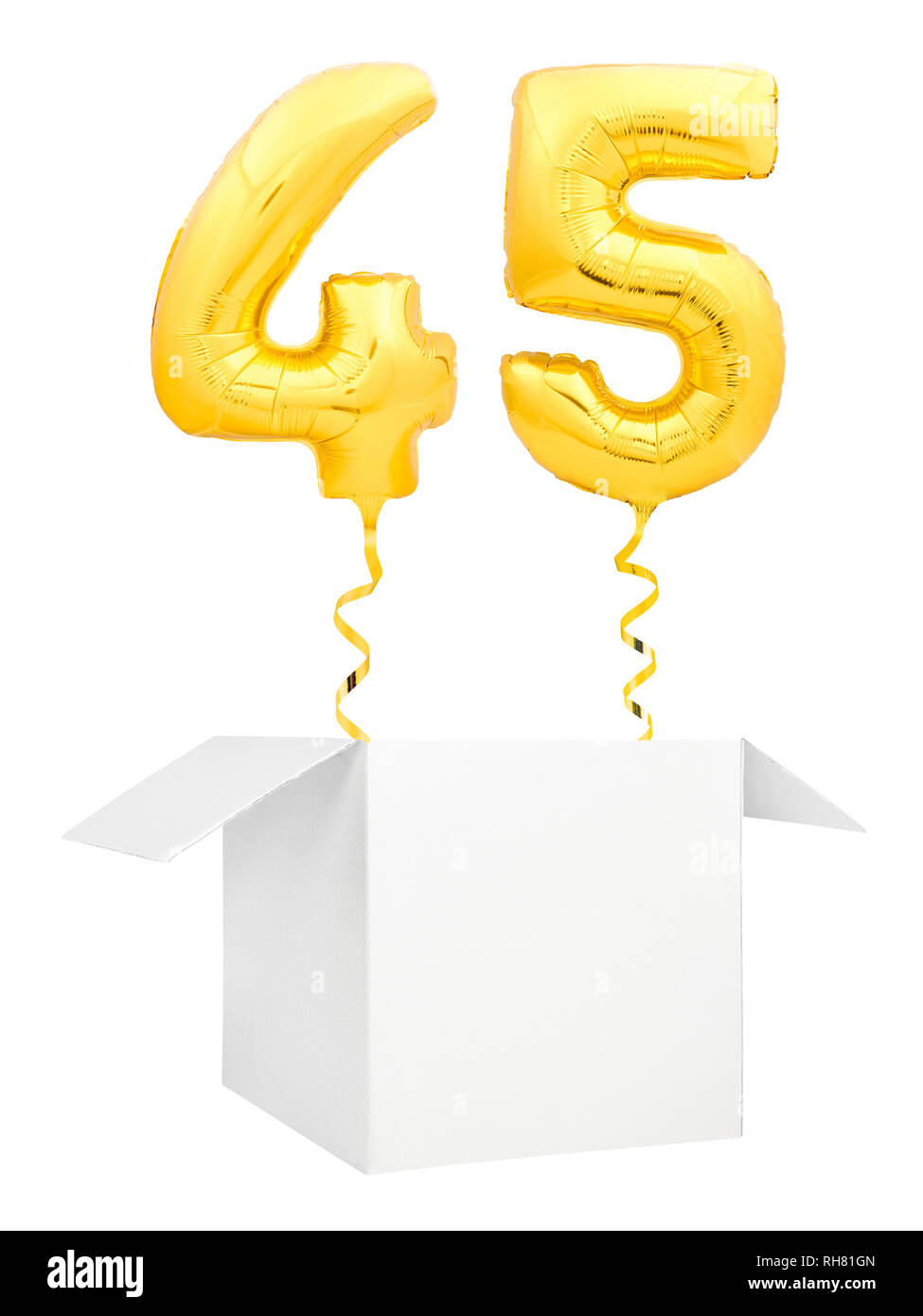 Goldene Zahl 45 aufblasbaren Ballon mit Goldband fliegen aus leeren weißen Kasten auf weißem Hintergrund Stockfoto