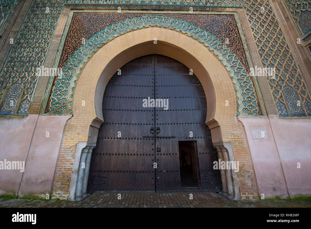 Das Bab el-Mansour Tor (Bab Mansour Laleuj) mit sehr eindrucksvollen zellij (Mosaik Fliesen) Im el Hedim Square in Meknes, Marokko dekoriert Stockfoto