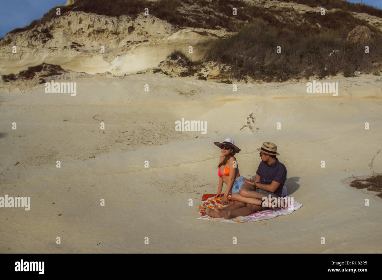 Mann und Frau gemeinsam ruhen am Strand, Malta Stockfoto