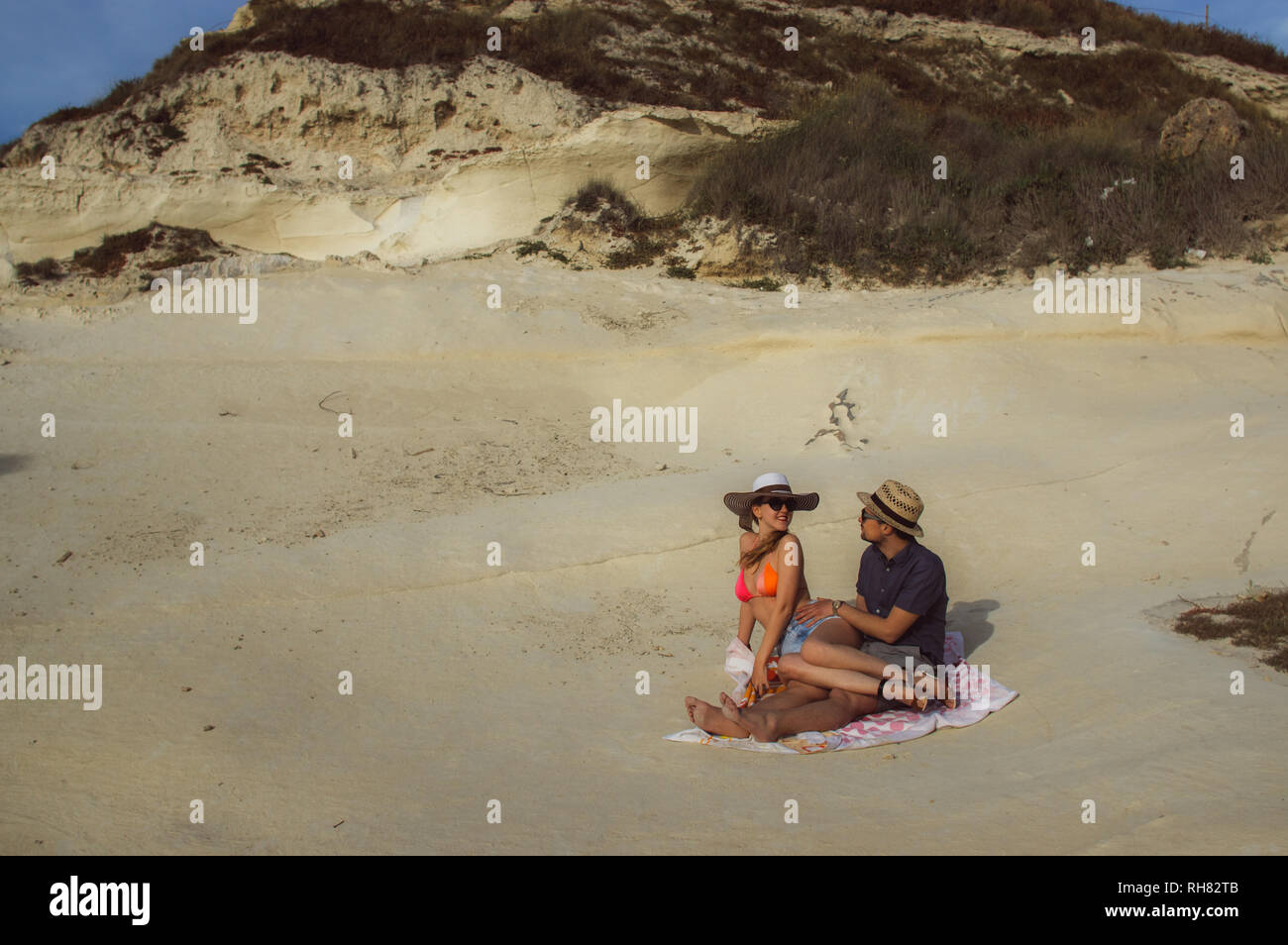 Mann und Frau gemeinsam ruhen am Strand, Malta Stockfoto