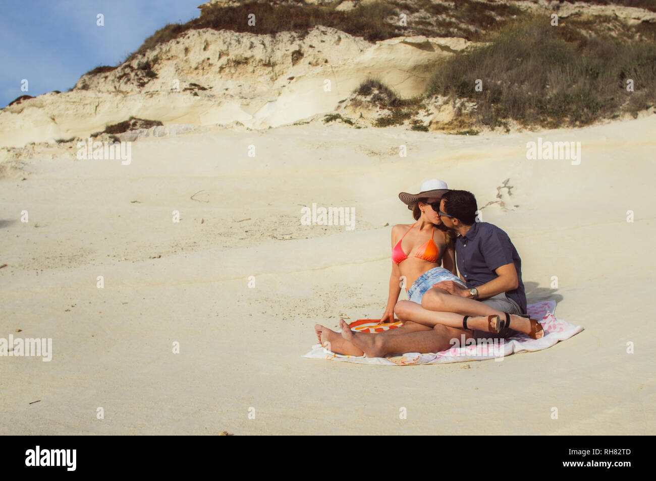 Mann und Frau gemeinsam ruhen am Strand, Malta Stockfoto