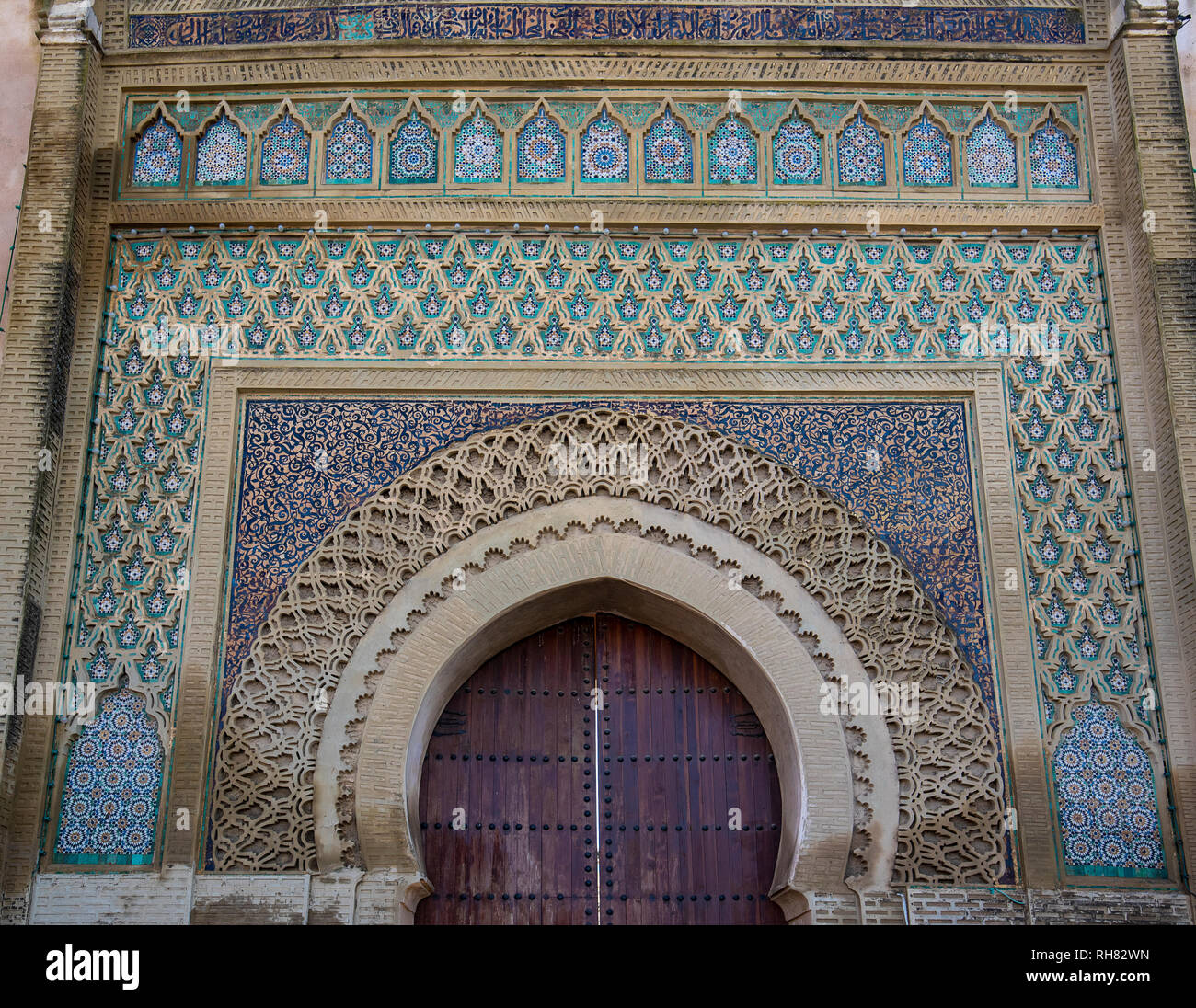 Das Bab el-Mansour Tor (Bab Mansour Laleuj) mit sehr eindrucksvollen zellij (Mosaik Fliesen) Im el Hedim Square in Meknes, Marokko dekoriert Stockfoto