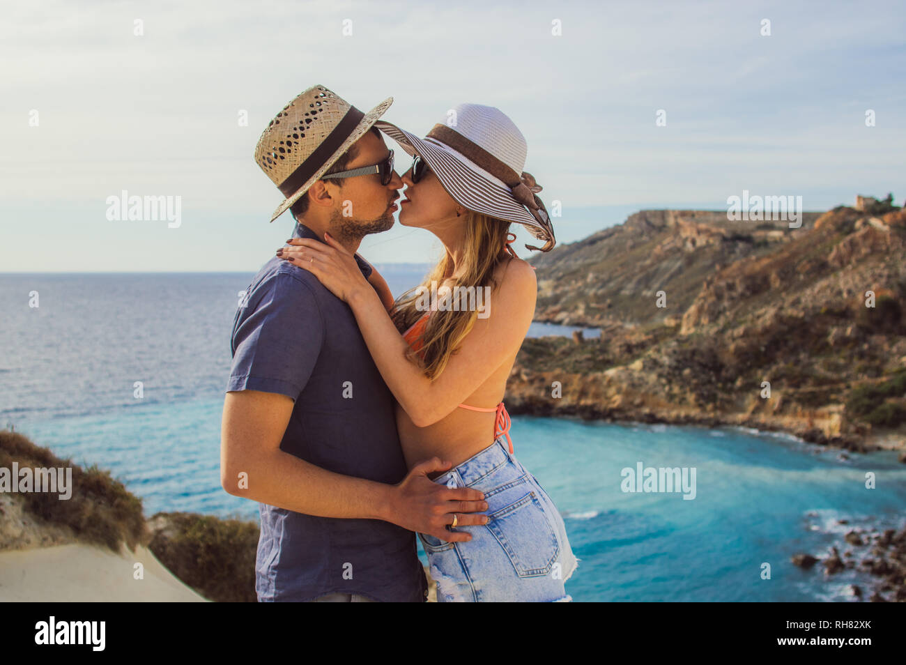 Paar umarmen und küssen in den Tag am Meer, schöne Aussicht auf das Meer Stockfoto