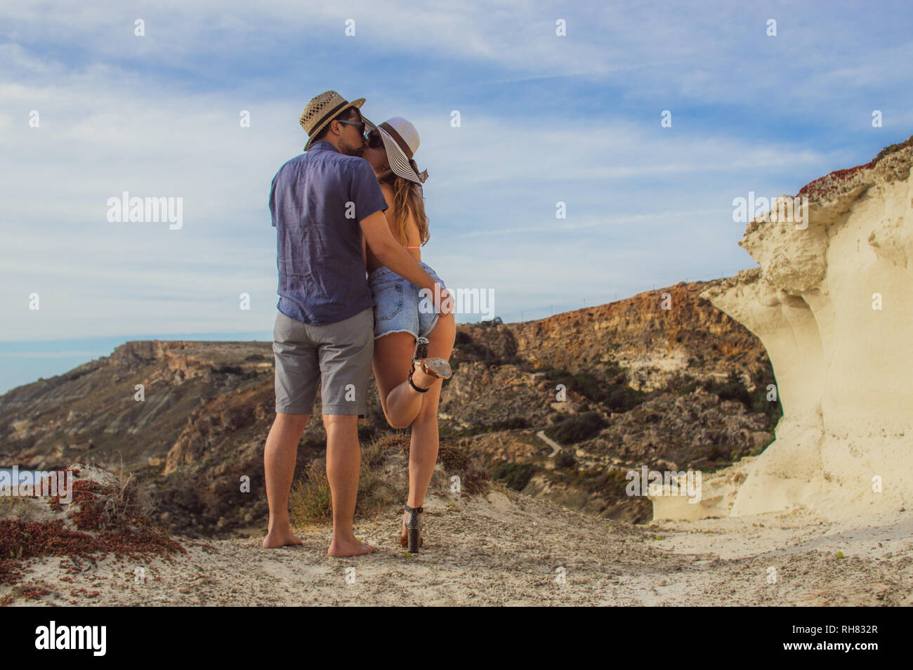 Paar umarmen und küssen in den Tag am Meer, schöne Aussicht auf das Meer Stockfoto