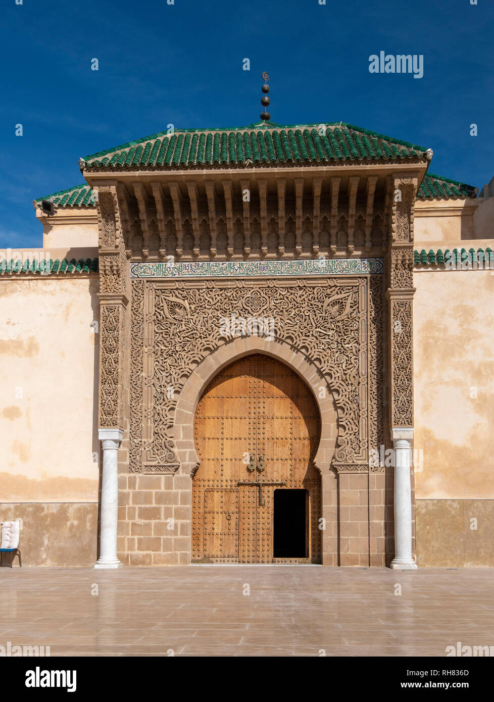 Die Tür der Mausoleum von Moulay Ismail in Meknes in Marokko. Mausoleum von Moulay Ismail ist ein Grab und Moschee. Eingang Stockfoto
