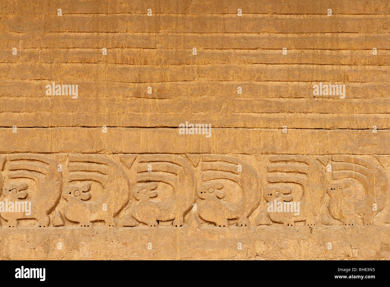 Ein Flachrelief von Eichhörnchen auf einem Adobe Wand im UNESCO-Weltkulturerbe von Chan Chan in der Nähe von Trujillo, Peru. Stockfoto