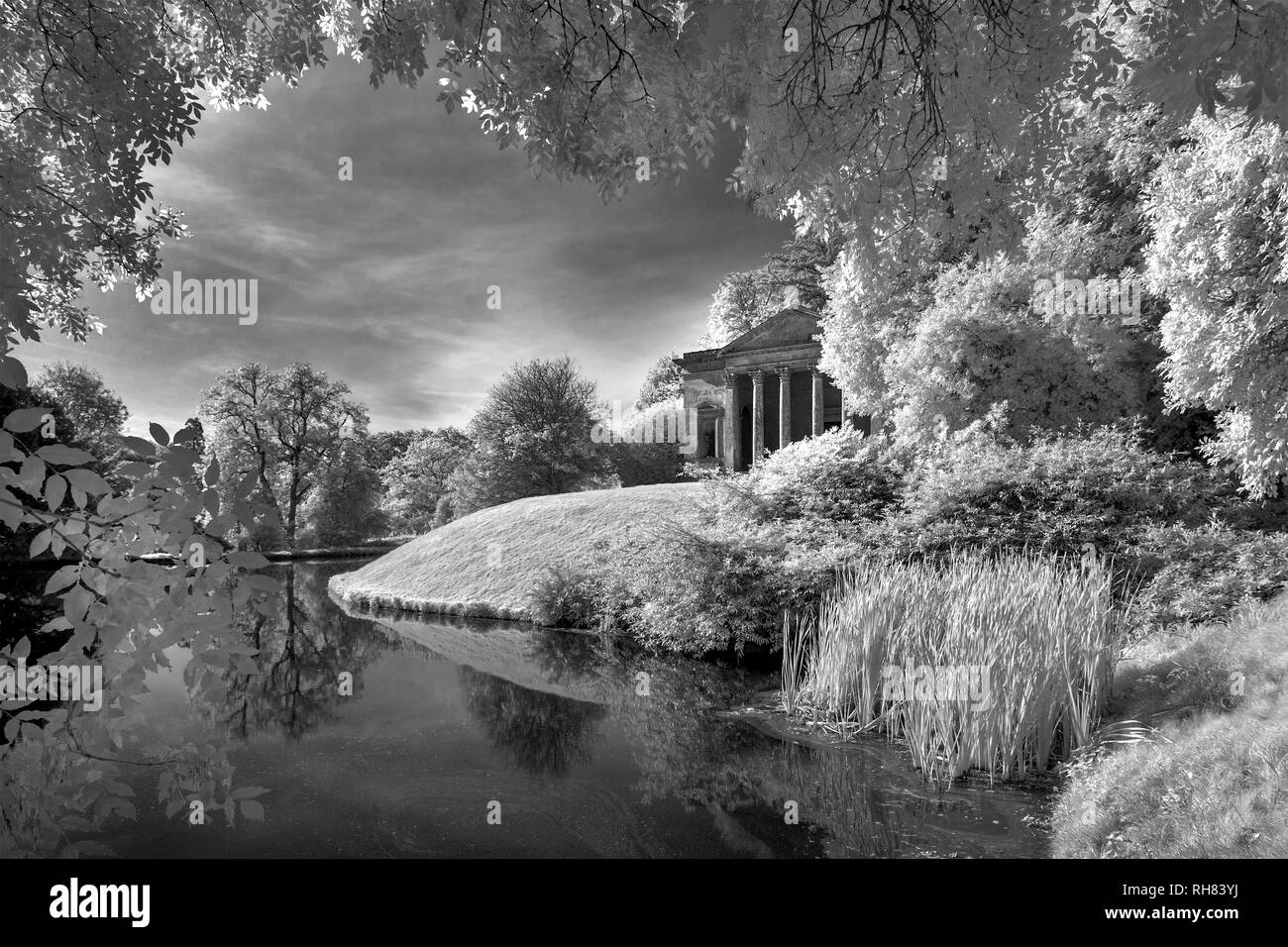 Eine Infrarot monoschrome Bild (720nm) Der Pavillion in Wiltshire Stourhead Gardens. Stockfoto