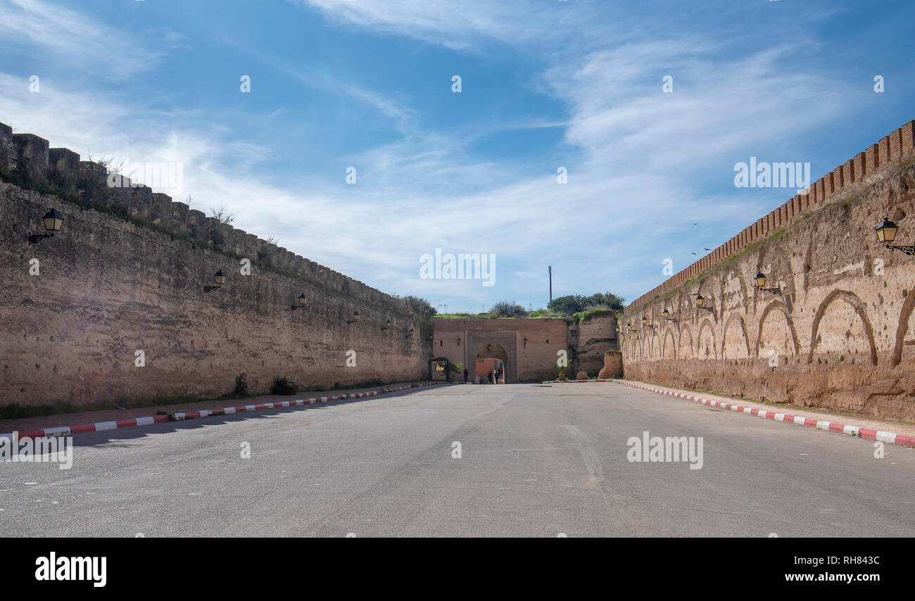 Meknes, Marokko - die alte Mauer in der Umgebung des Royal Golf de Meknes der Ort, wo der König spielen Sie Golf Stockfoto