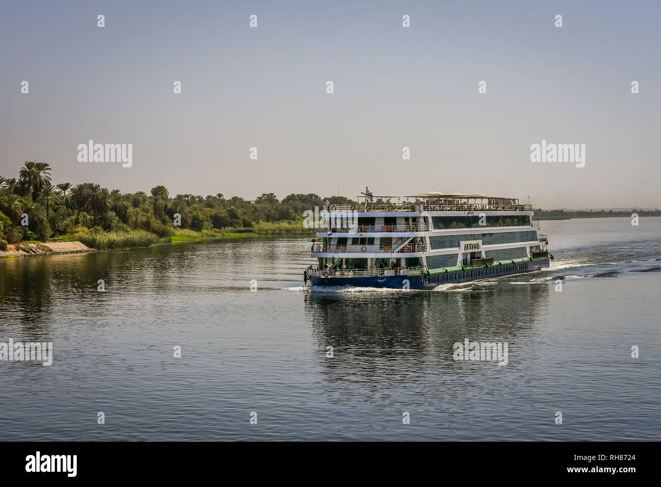 Blau crusing Schiff mit vier Decks für Touristen und Big bug Wellen, bis Segeln den Nil, Nil, Ägypten, 23. Oktober 2018 Stockfoto