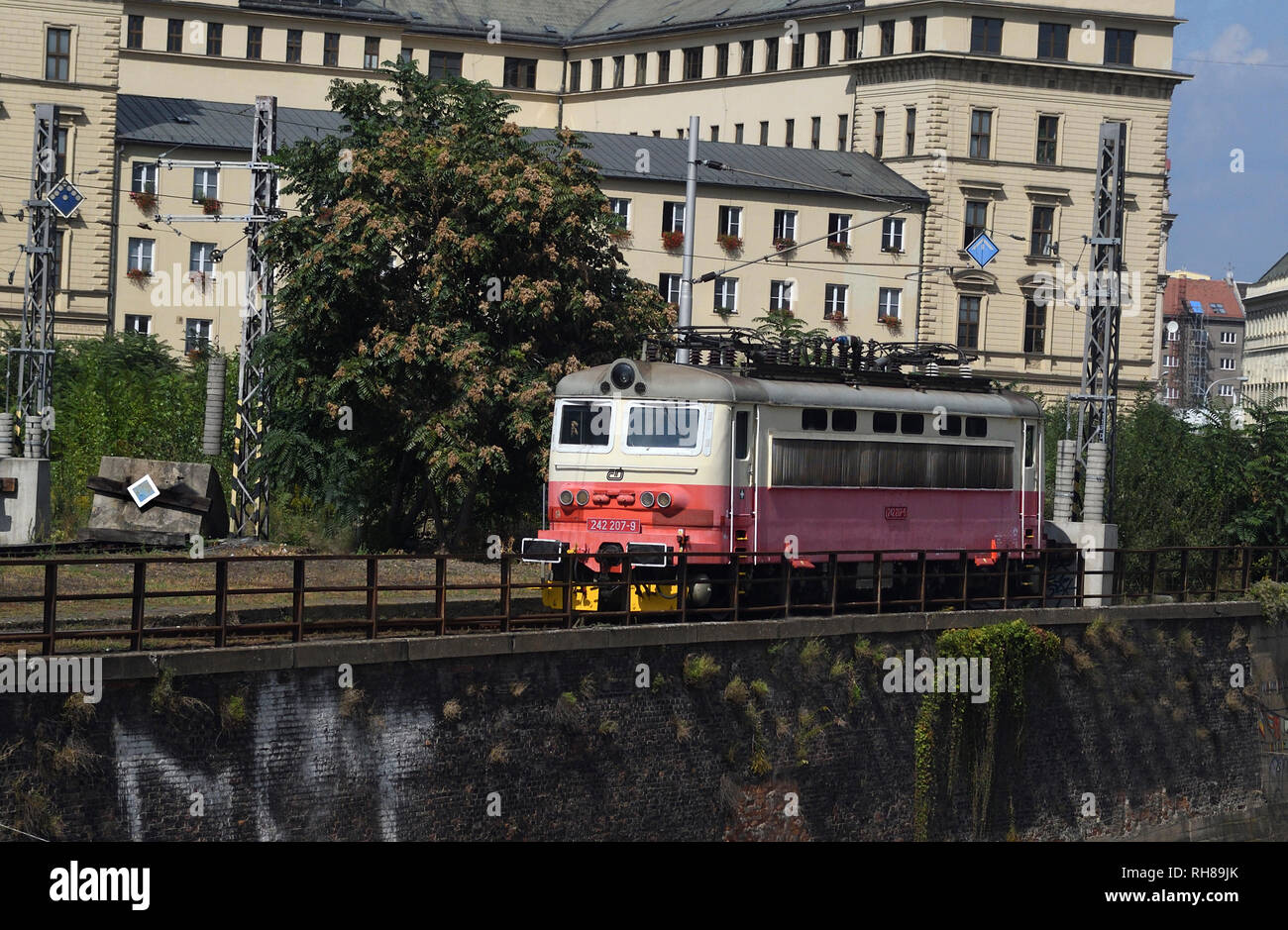 Elektrische Lokomotive; Nr. 242 207-9; Brünn, Tschechische Republik Stockfoto