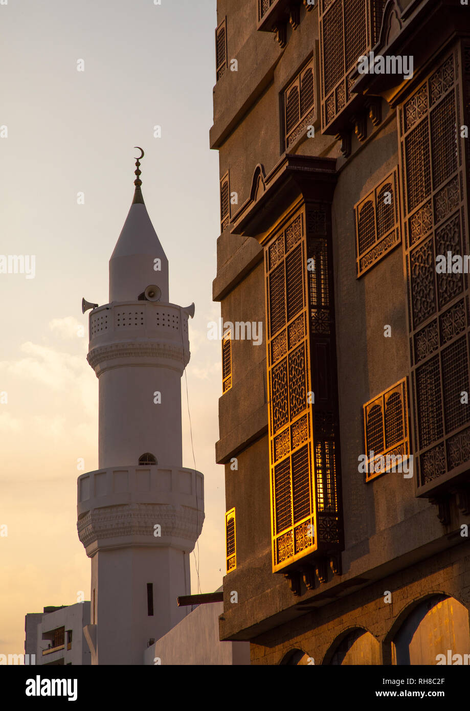 Altes Haus mit Holz- mashrabiya in al-Balad, in der Nähe einer Moschee, Mekka Provinz, Jeddah, Saudi-Arabien Stockfoto
