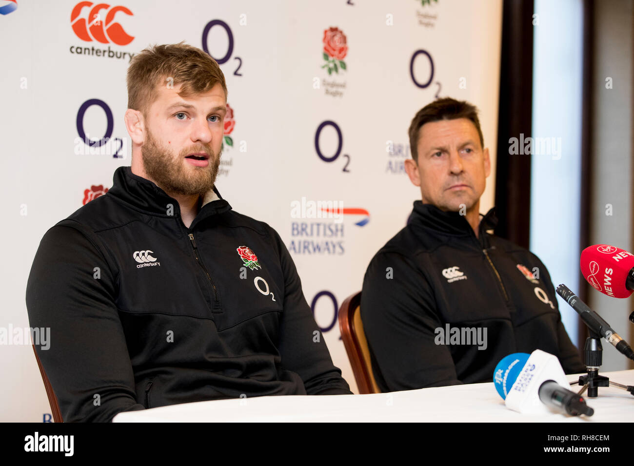 England's George Kruis (links) und England Angriff Trainer Scott Wisemantel während der Pressekonferenz im Camden Court Hotel, Dublin. Stockfoto