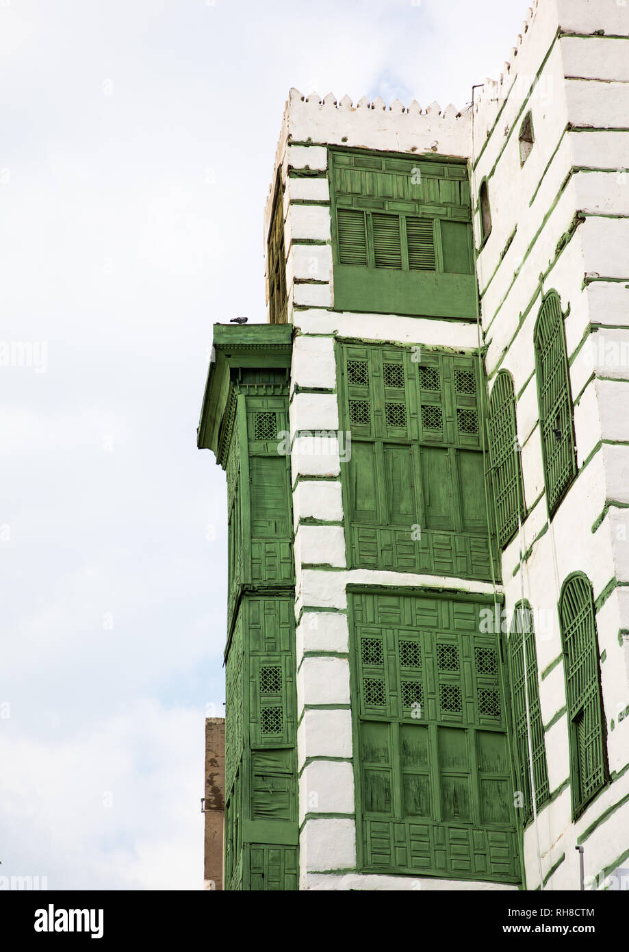 Altes Haus mit grünen Holzmöbeln mashrabiya in al-Balad Viertel, Mekka Provinz, Jeddah, Saudi-Arabien Stockfoto