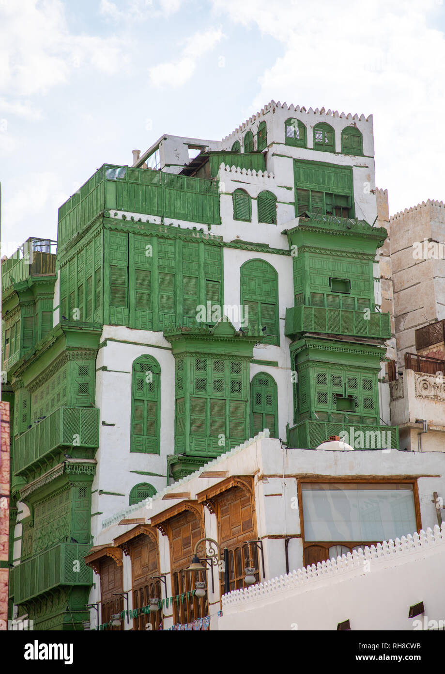 Altes Haus mit grünen Holzmöbeln mashrabiya in al-Balad Viertel, Mekka Provinz, Jeddah, Saudi-Arabien Stockfoto