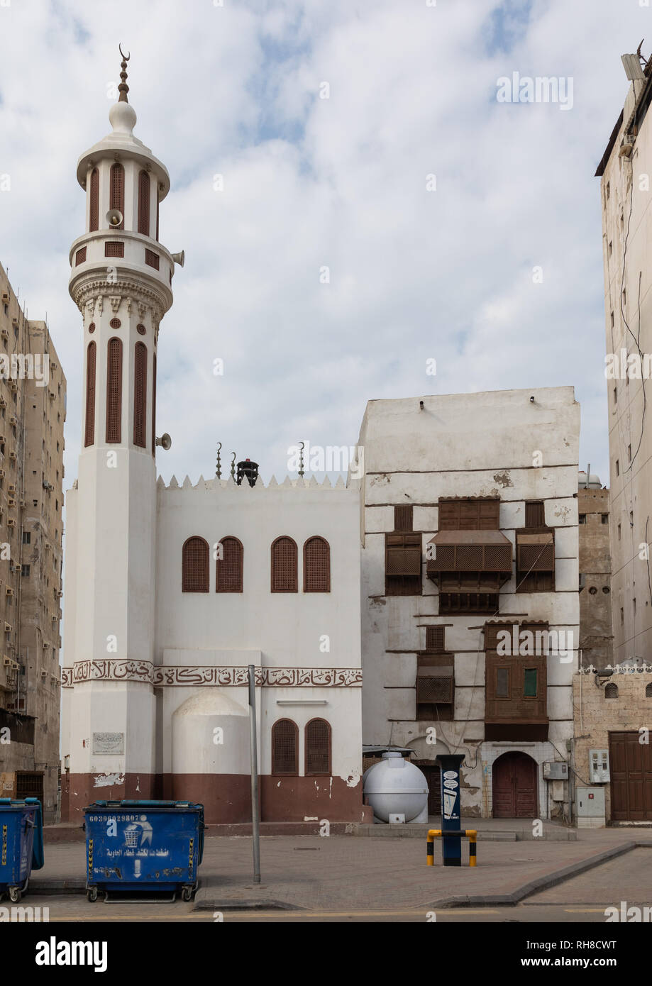 Altes Haus mit Holz- mashrabiya in al-Balad, in der Nähe einer Moschee, Mekka Provinz, Jeddah, Saudi-Arabien Stockfoto