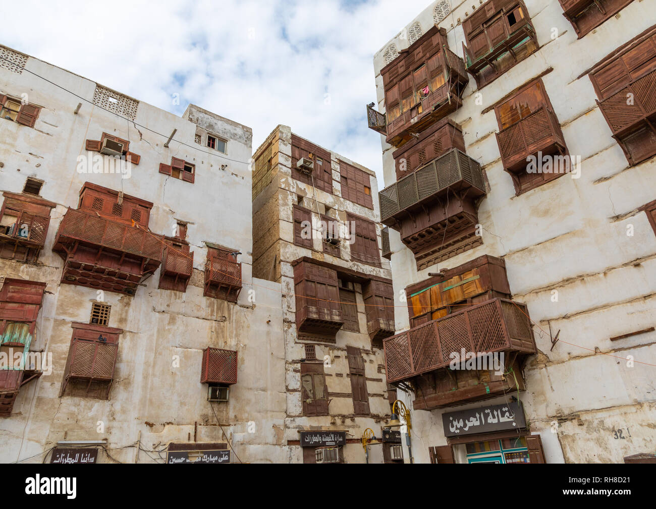 Alte Häuser mit Holz- mashrabiyas in al-Balad Viertel, Mekka Provinz, Jeddah, Saudi-Arabien Stockfoto