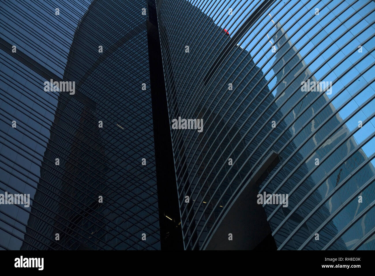 Spiegel Fassade vor Hong Kong Wolkenkratzer Turm Stockfoto