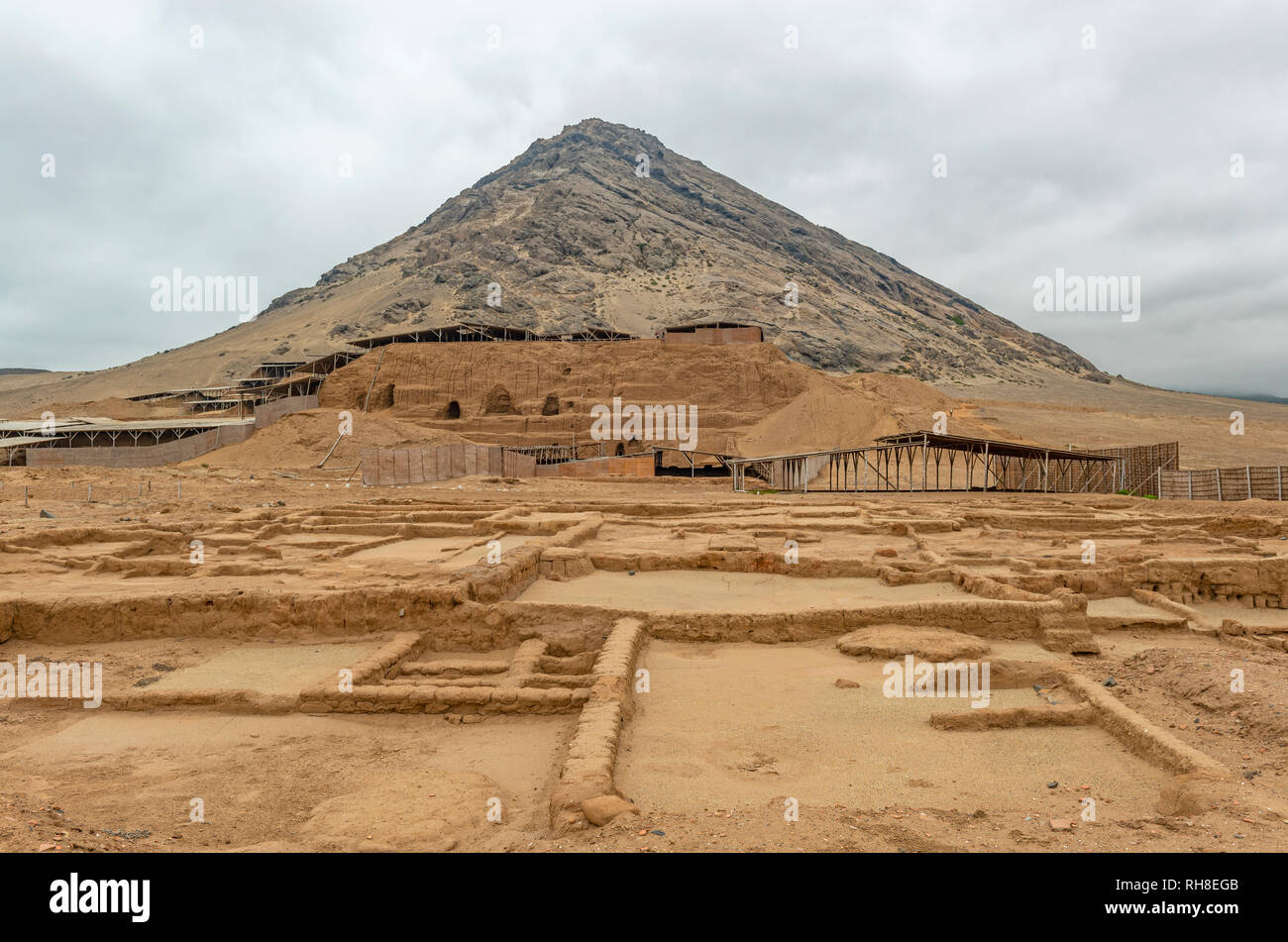 Die Moche archäologische Stätte der Huaca de la Luna oder die Mondpyramide in der nördlichen Wüste von Peru in der Nähe der Stadt Trujillo. Stockfoto