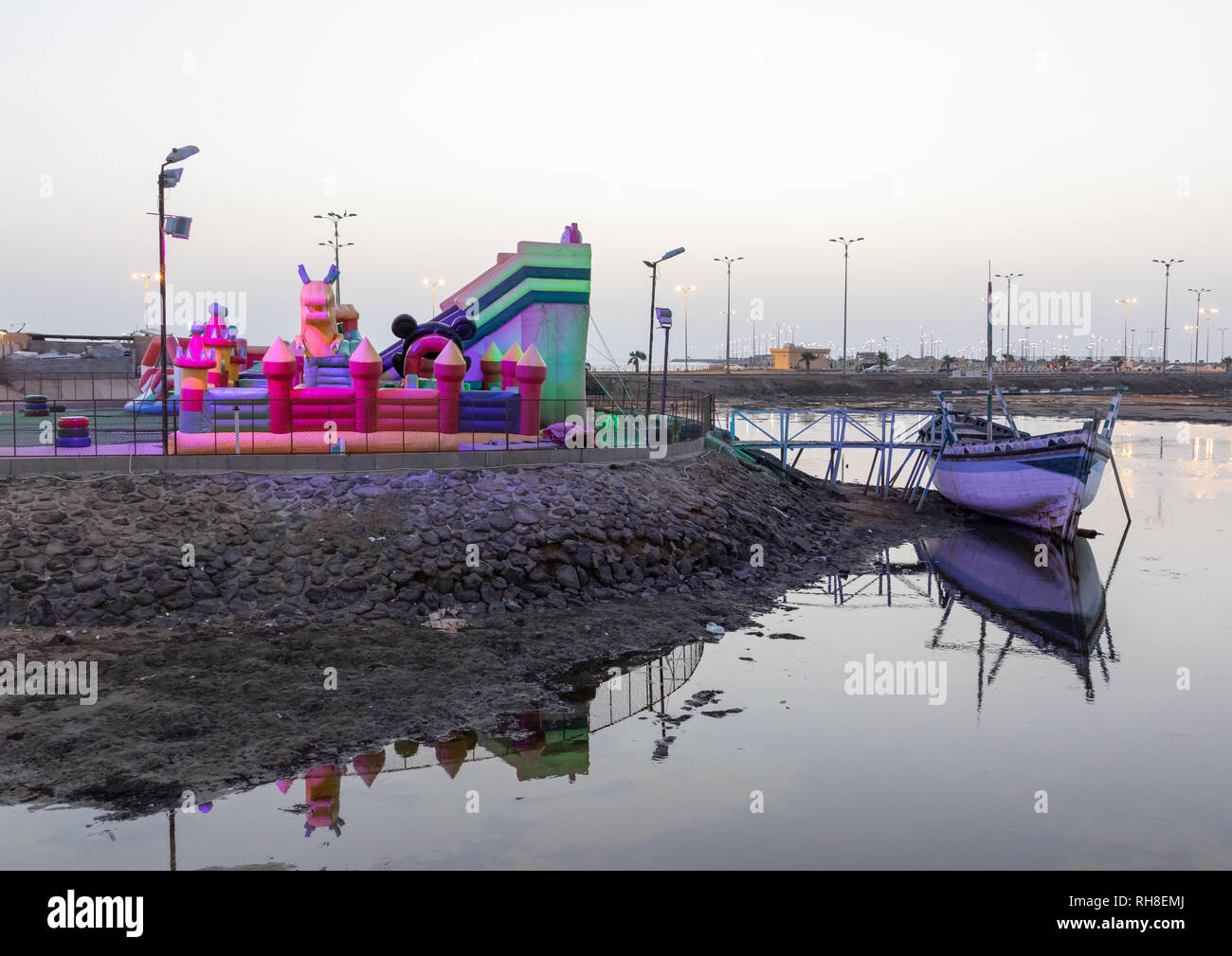 Holz- Schiff in einen Hafen in der Dämmerung, in der Provinz Jizan, Jizan, Saudi-Arabien Stockfoto