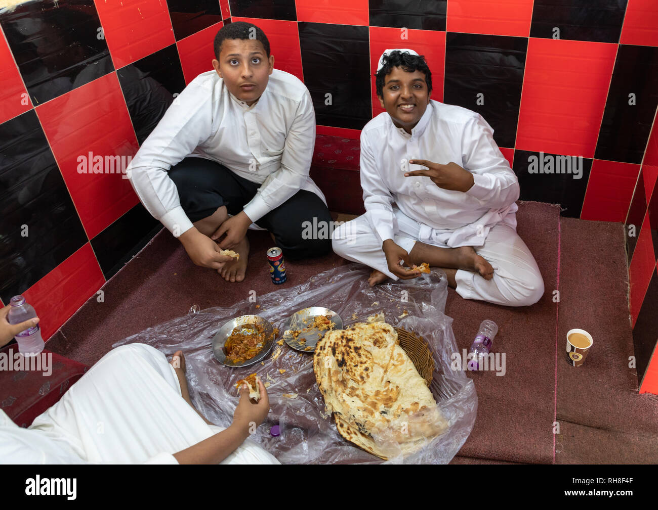 Saudi Freunde Essen in einem lokalen Restaurant, Rotes Meer, Farasan, Saudi-Arabien Stockfoto