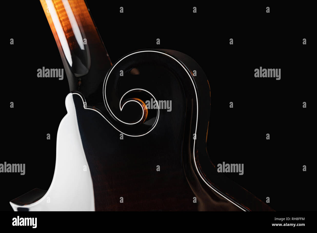 Mandoline isoliert auf schwarzen Hintergrund. Musik Konzept. Stockfoto