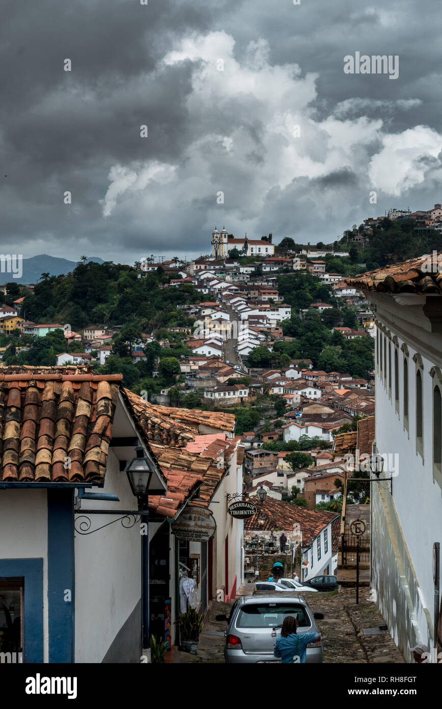 Ouro Preto ist eine Stadt im Bundesstaat Minas Gerais, Brasilien, einem ehemaligen kolonialen Bergbau Stadt in der Serra do Espinhaço Berge und bezeichnet eine Stockfoto