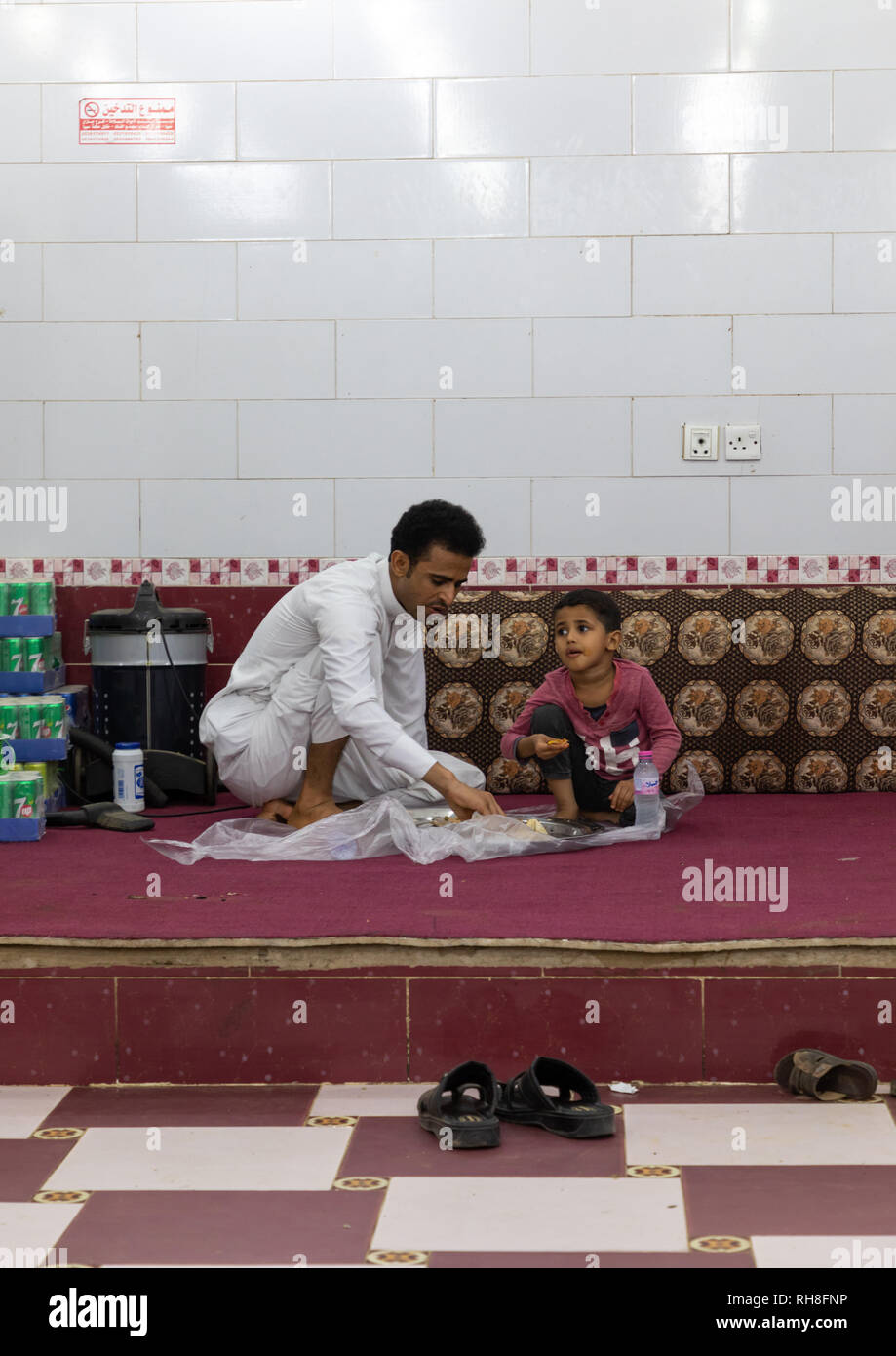 Saudi Vater und Sohn Essen in einem lokalen Restaurant, Provinz Jizan Sabya, Saudi-Arabien Stockfoto