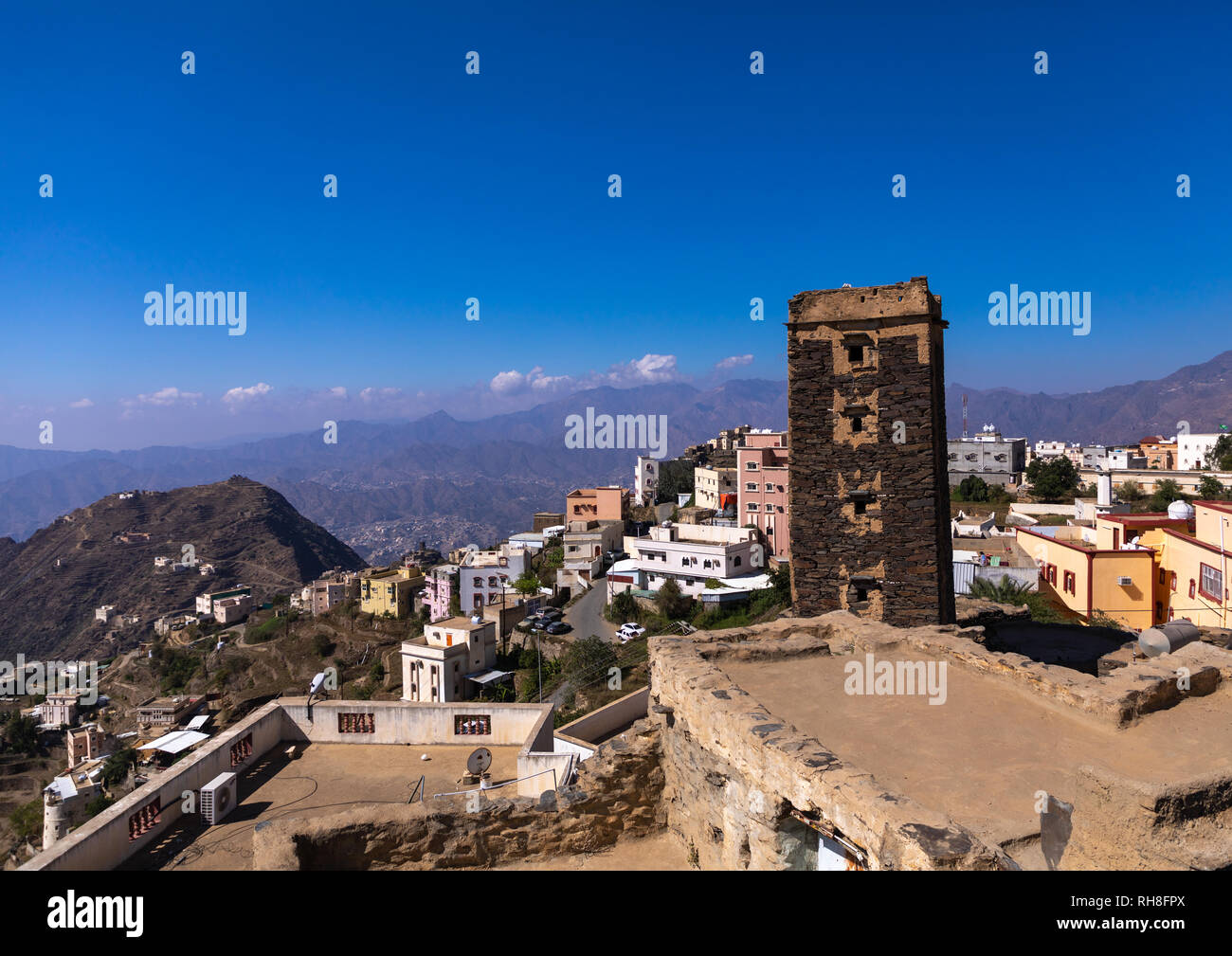 Stein Wachturm in der Mitte von einem Dorf in den Bergen, in der Provinz Jizan, Addayer, Saudi-Arabien Stockfoto