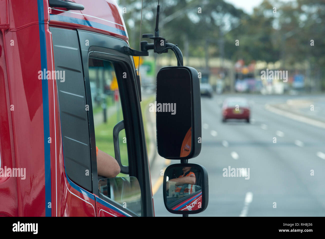 Eine Fahrertür höhe Sicht eines Auflieger Prime Mover LKW-Kabine auf einer Hauptstraße in Sydney Australien fahren Stockfoto
