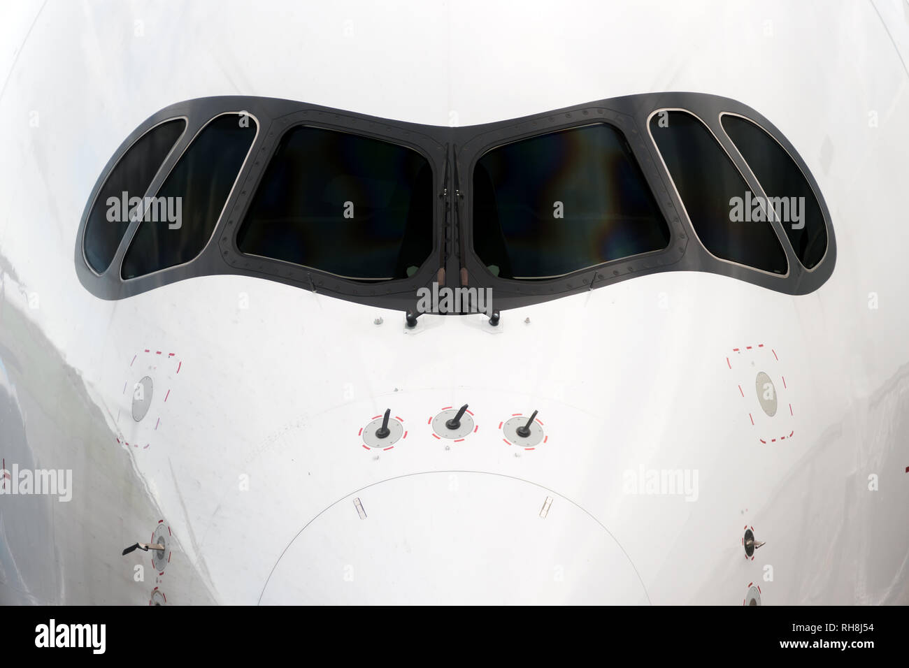 Schließen Sie die vorderen Außenansicht eines weißen big Jet plane Cockpit. Stockfoto