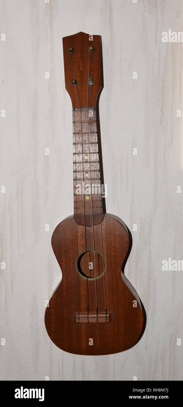 Vintage Gitarren Miniatur - Isolierte alte Objekt Stockfoto