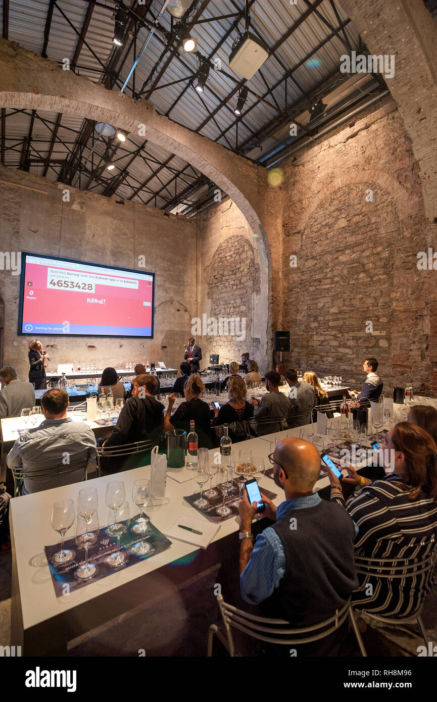 Menschen partecipating an der Weinprobe Masterclass Stockfoto