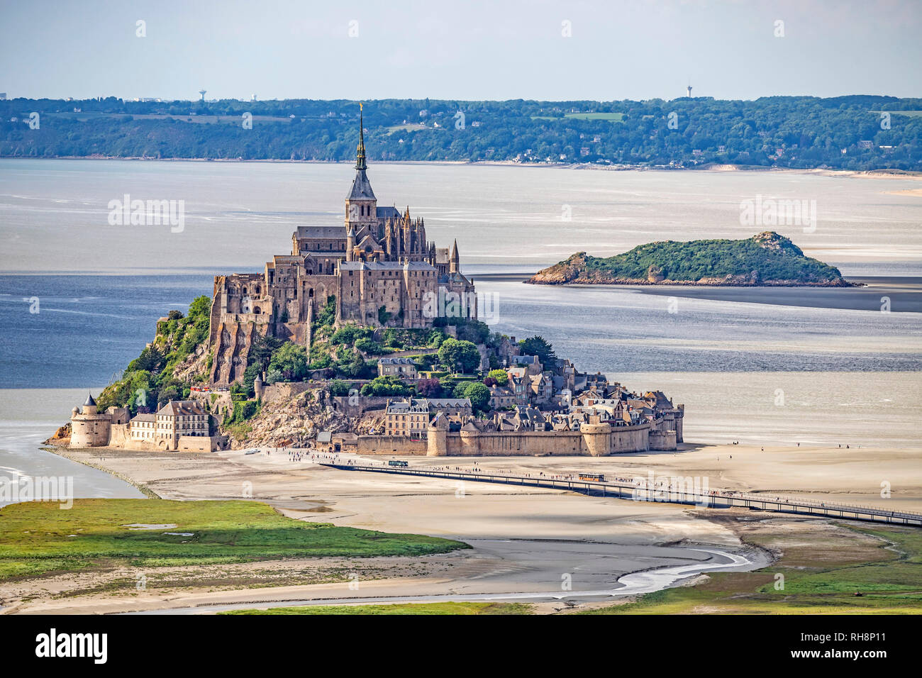 Luftbild von Mont-Saint-Michel bei Ebbe. Im Hintergrund, ist die kleine Insel Tombelaine *** Local Caption *** Stockfoto