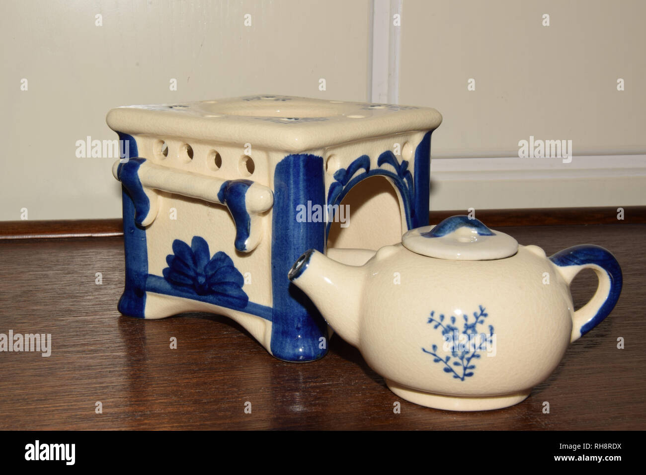 Vintage Teekanne mit Blue Floral Design Zeichnungen auf Holz- Hintergrund Stockfoto