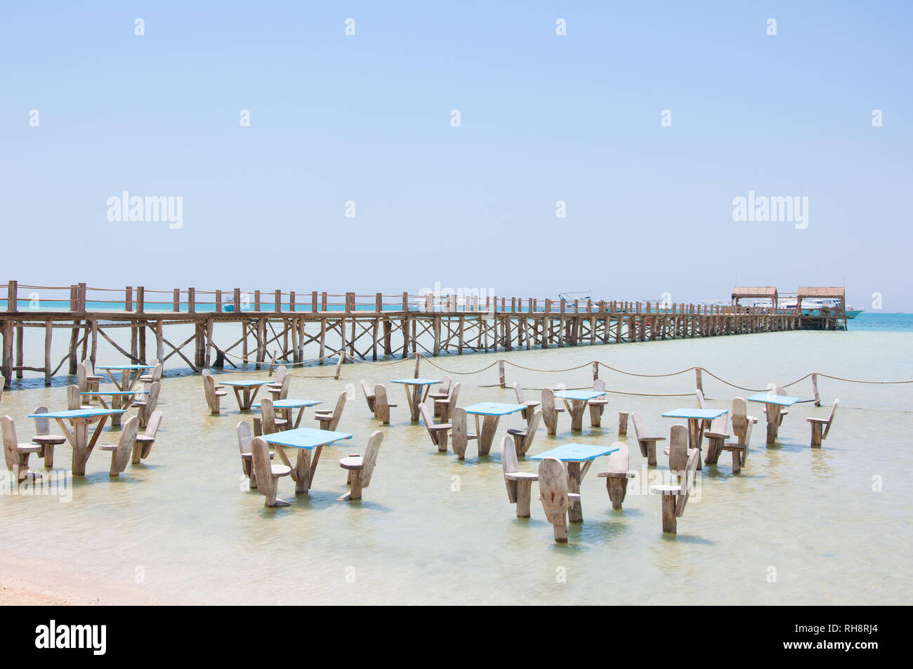 Restaurant, Tisch und Stühlen im Ozean Stockfoto