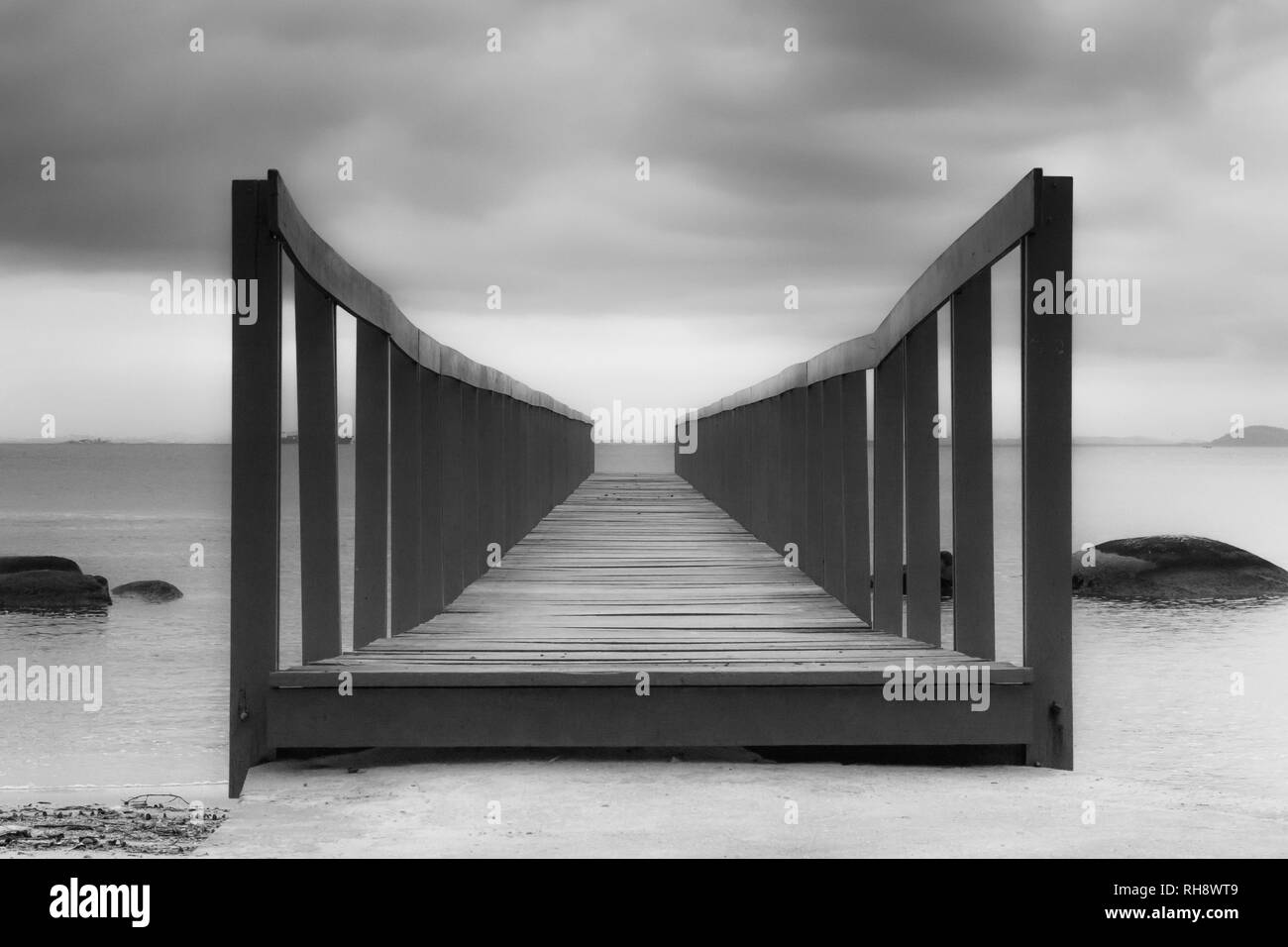 Monochrom-Bild einer alten Brücke für Fischerboote auf der Insel Paqueta, Rio de Janeiro, Brasilien, über der Guanabara-Bucht. 2017 Stockfoto