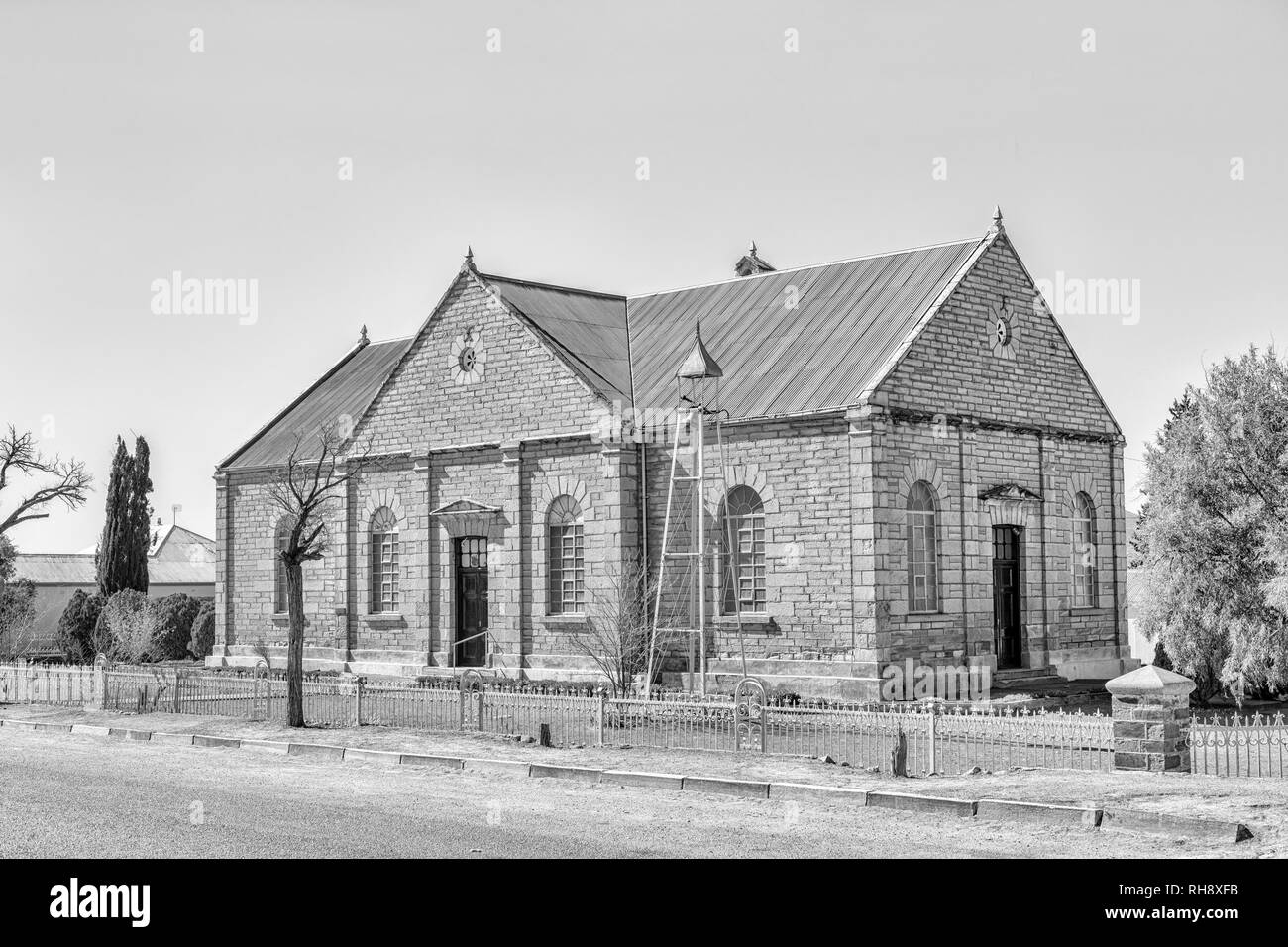 PHILLIPSTOWN, Südafrika, am 6. August, Monochrome Ansicht der Reformierten Kirche in Phillipstown in der Northern Cape Provinz. Ein Glockenturm und Bell ist visib Stockfoto