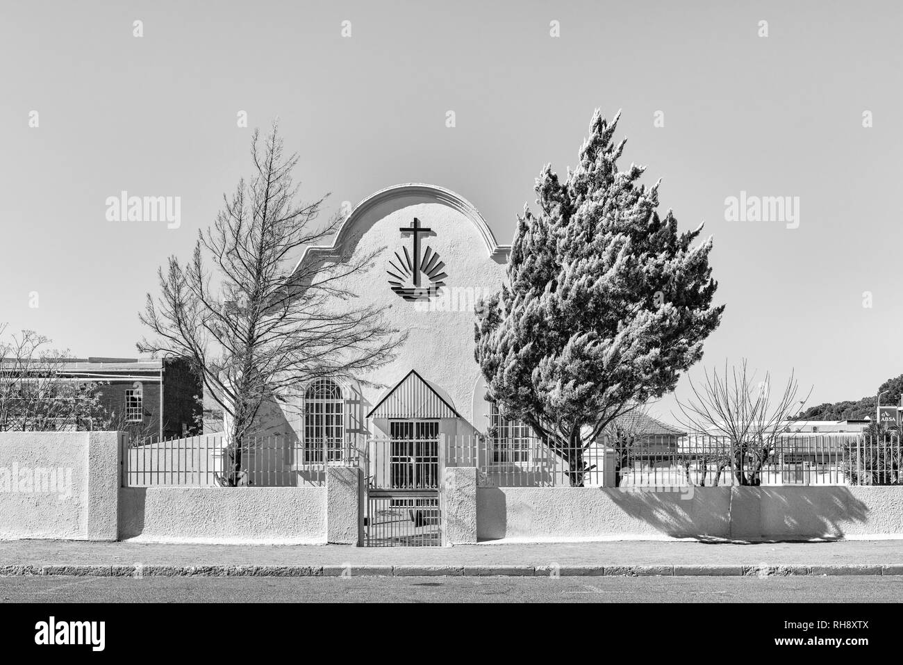 DE AAR, SÜDAFRIKA, August 6, 2018: ein monochromes Street Scene, mit dem Alten apostolischen Kirche, in De Aar in der Northern Cape Provinz Stockfoto