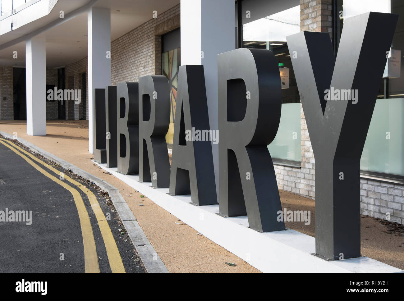 Bibliothek Zeichen besteht aus ständigen Großbuchstaben, außerhalb Grove vale Library, East Dulwich, London, England Stockfoto
