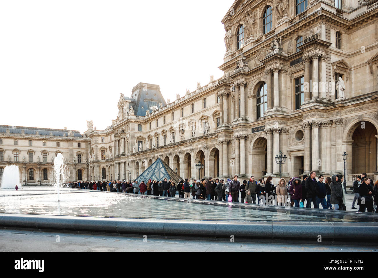 PARIS, Frankreich - 4. Januar 2012: Die Menschen in eine Warteschlange den Louvre zu besuchen warten Stockfoto