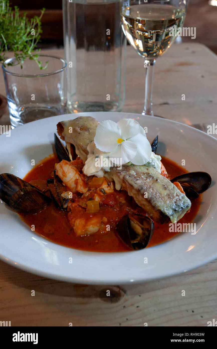 Gegrillter Fisch auf Fisch und Meeresfrüchten Eintopf. Stockfoto