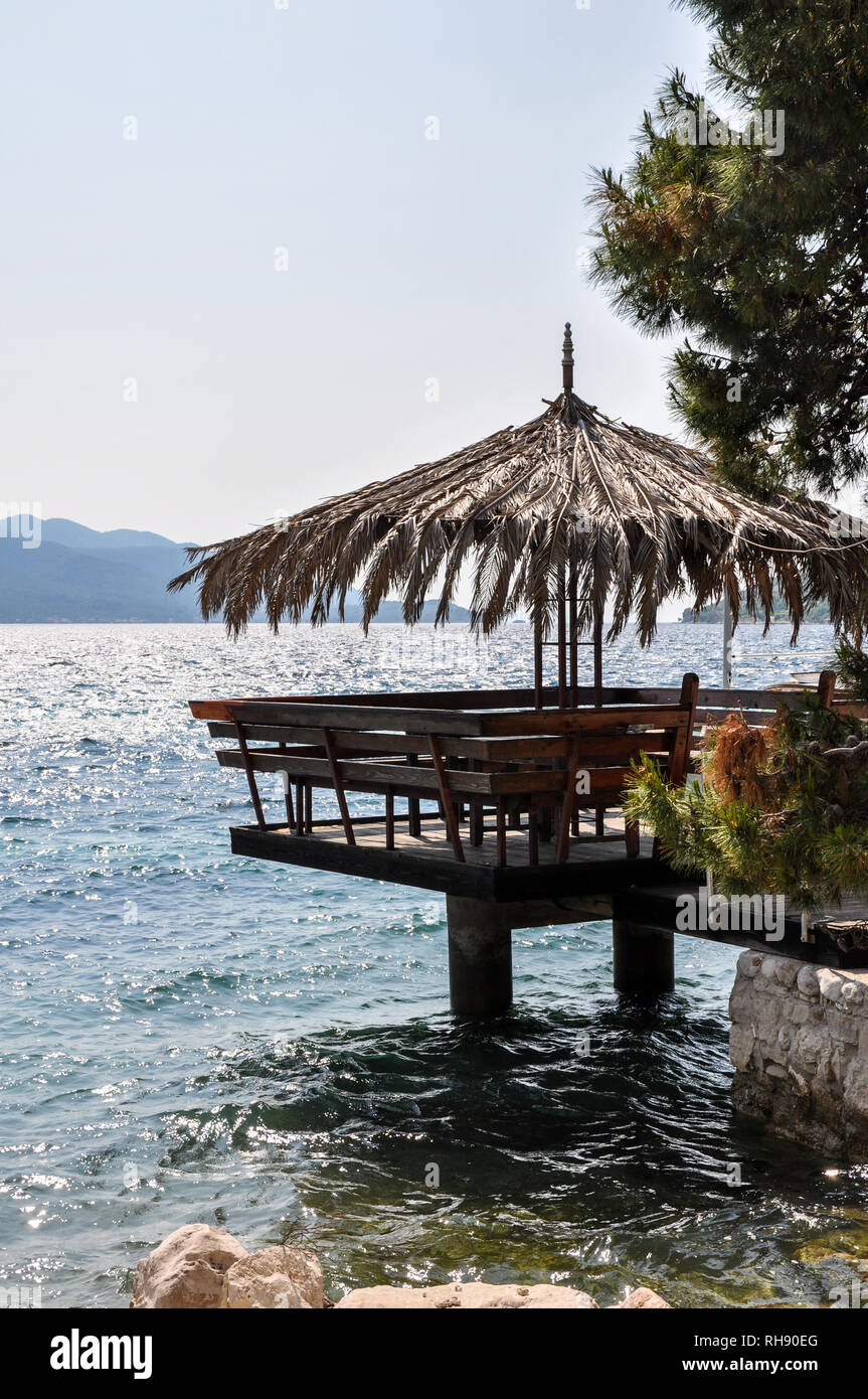 Beach Bar über dem Wasser in Orebic, Kroatien Stockfotografie Alamy