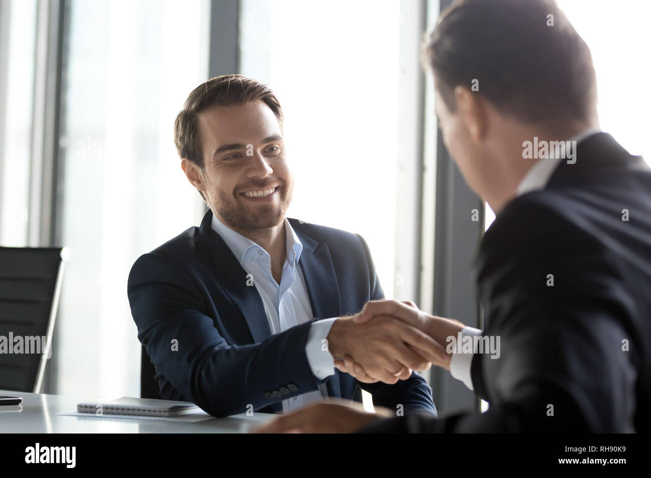 Gerne erfolgreiche Geschäftsleute schütteln sich die Hände nach der Gruppe Verhandlungen, Dankbarkeit Handshake Stockfoto